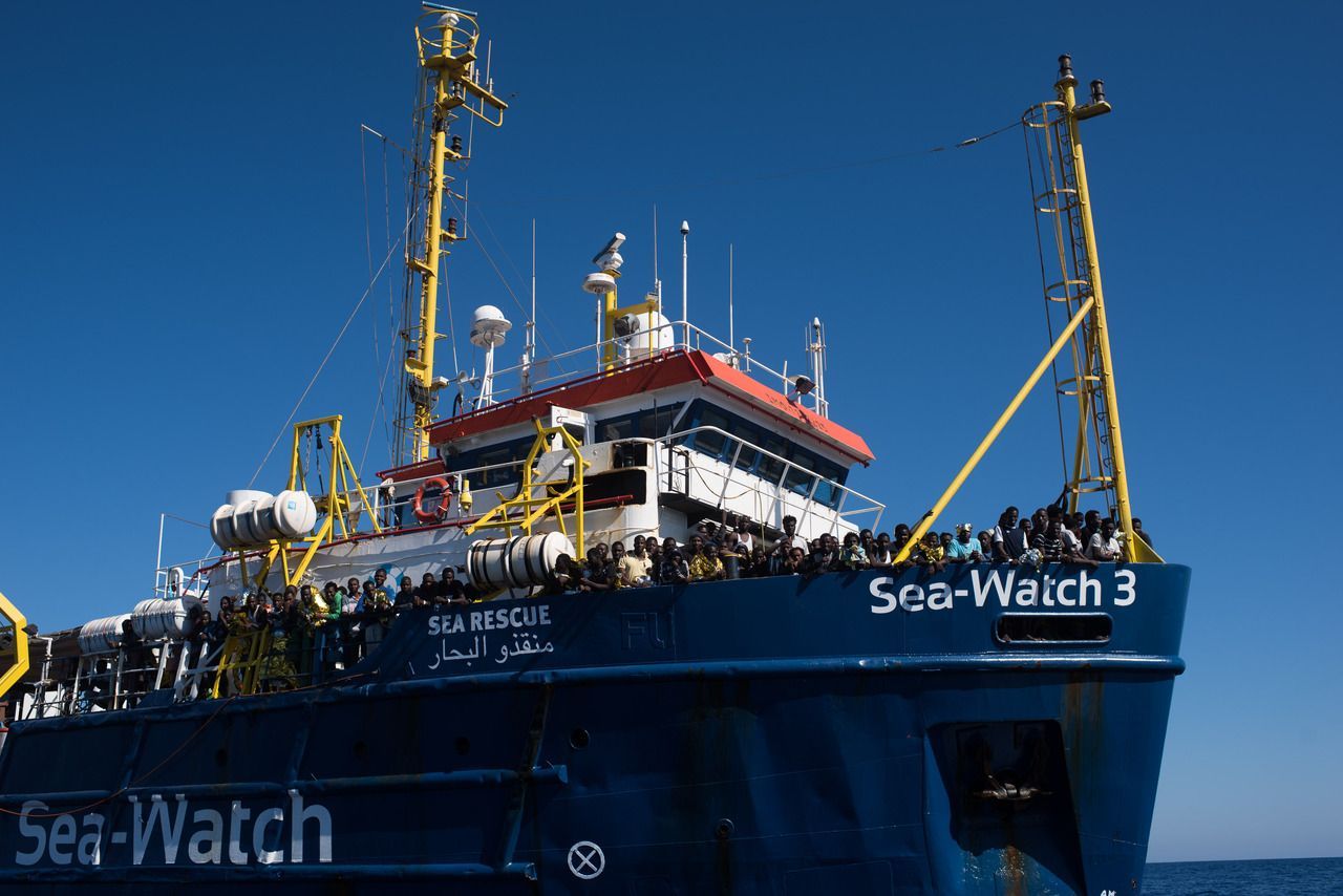 Die Sea-Watch 3 mit sehr vielen Menschen an Bord